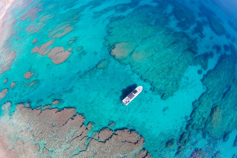 慶良間の海とボート、全景