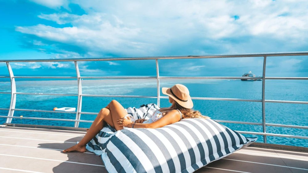 Lounge by the deck and relax as you listen to the sound of waves! Credits: cruisewhitsundays.com