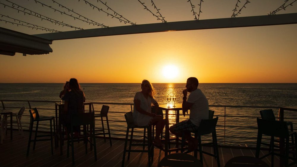 Enjoy an intimate dinner at the pontoon with the sunset as your backdrop. Credits: cruisewhitsundays.com