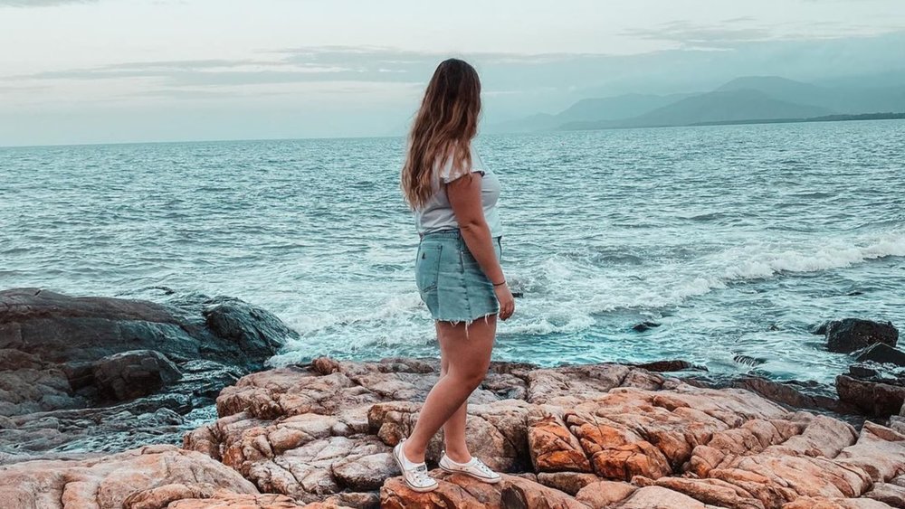 Bask in Four Mile Beach’s stunning ocean views. Credits; @emmaboydpratt