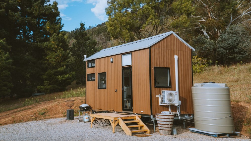 Experience a quiet stay at Edgar Lake George Winery. Credits: tinyaway.com