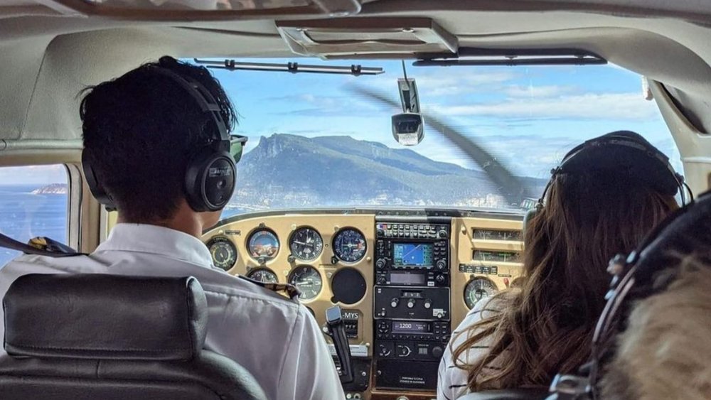 Soar high up Hobart with this scenic flight! Credits: @paraviontas