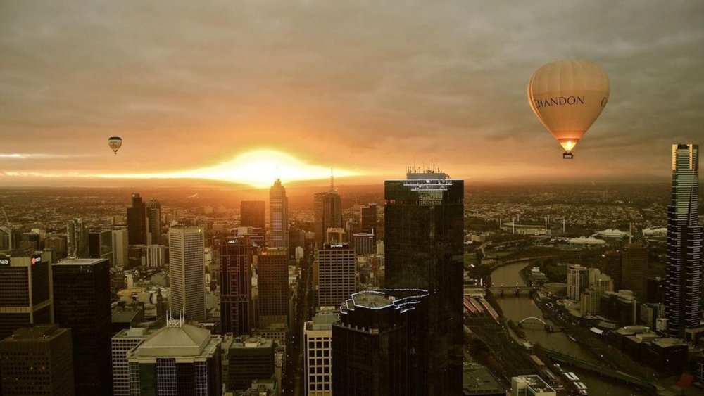 See Melbourne from a new point of view with this relaxing hot air balloon ride. Image credits: @hotairballoons_melbourne on Instagram