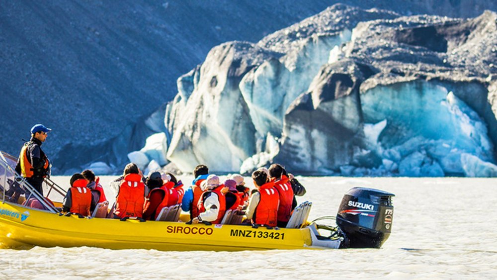 Glacier Lake Cruise in Mount Cook