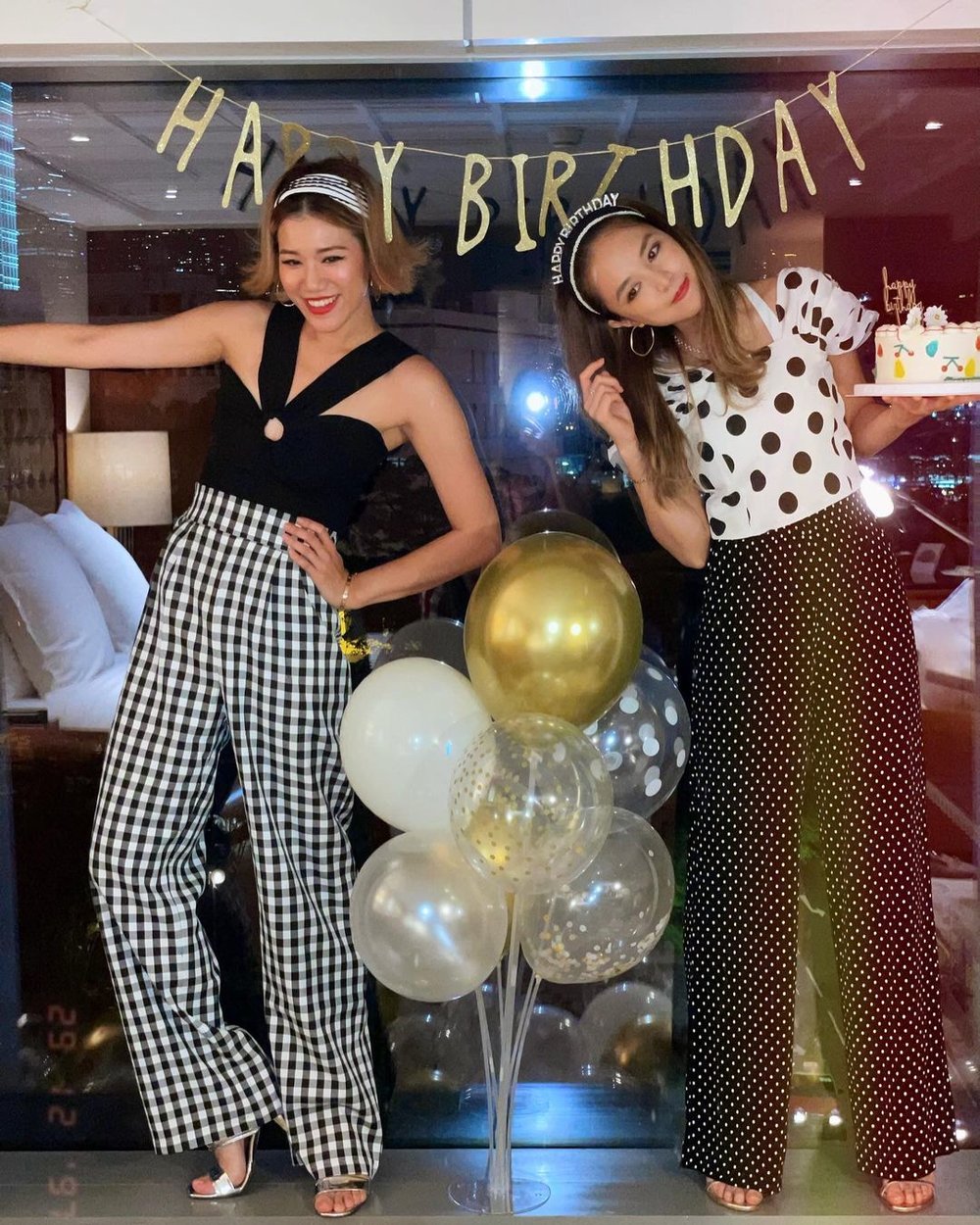 文華東方酒店的房間可在中環的燈飾做背景下慶祝生日。(Instagram @debrachu1010 圖片)