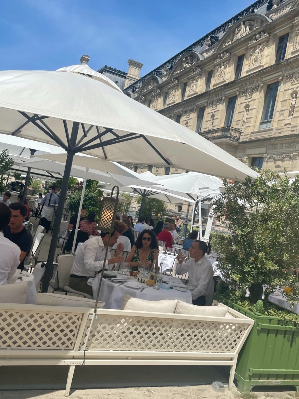 パリの街中の様子