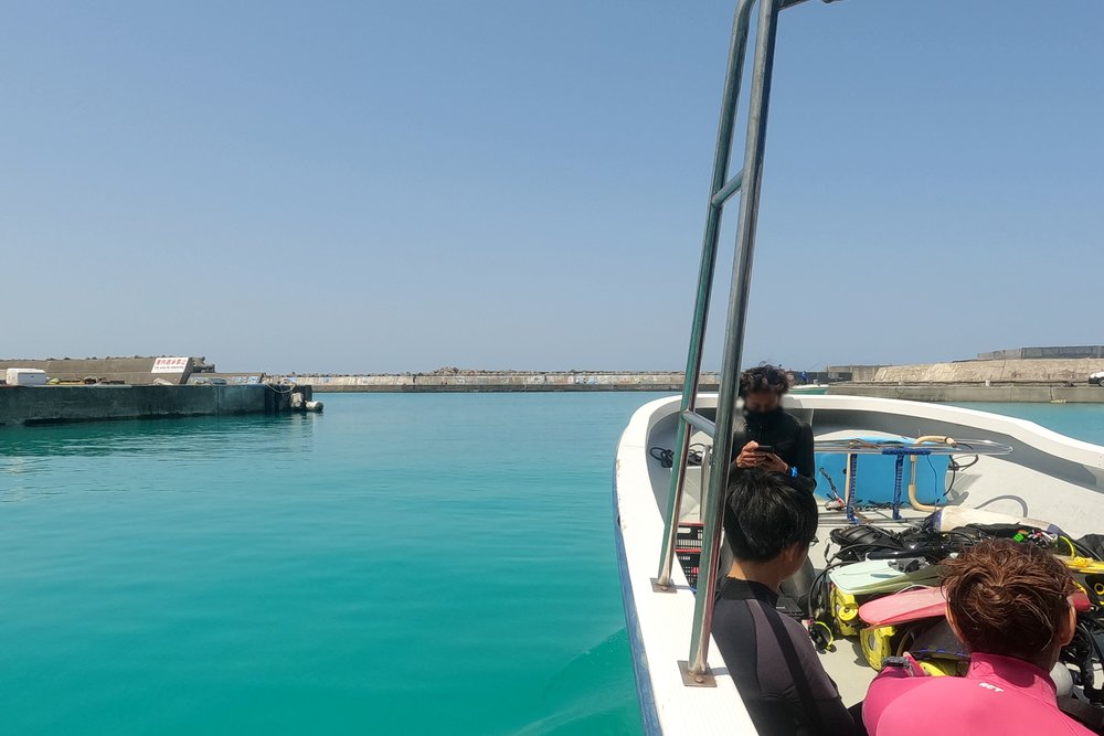 ボートでジンベエポイントへ