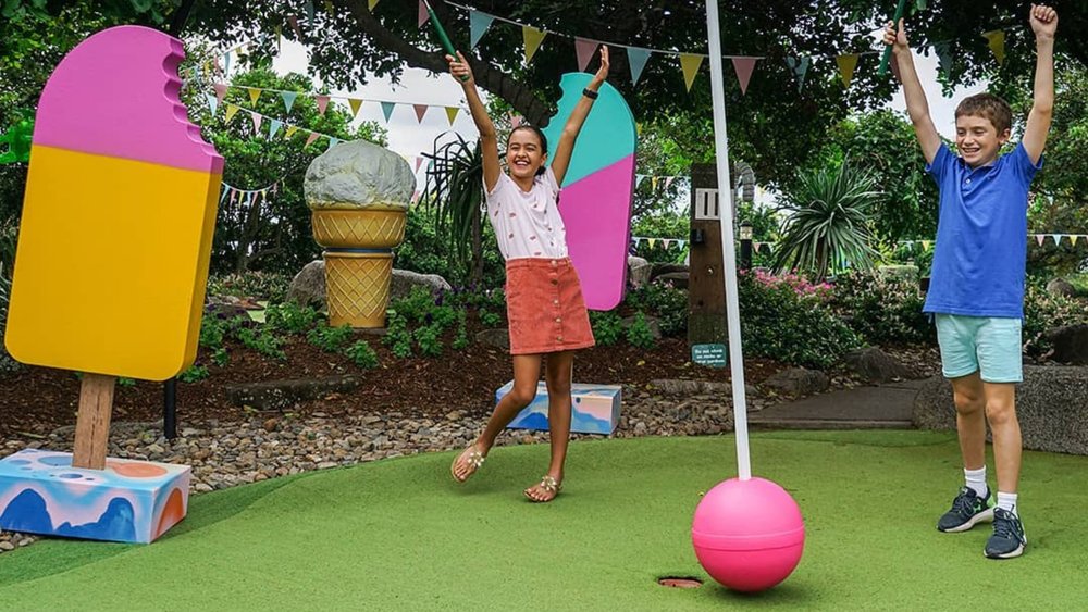 Who’s the best mini golfer in the fam? Image credits: @victoriapark on Instagram