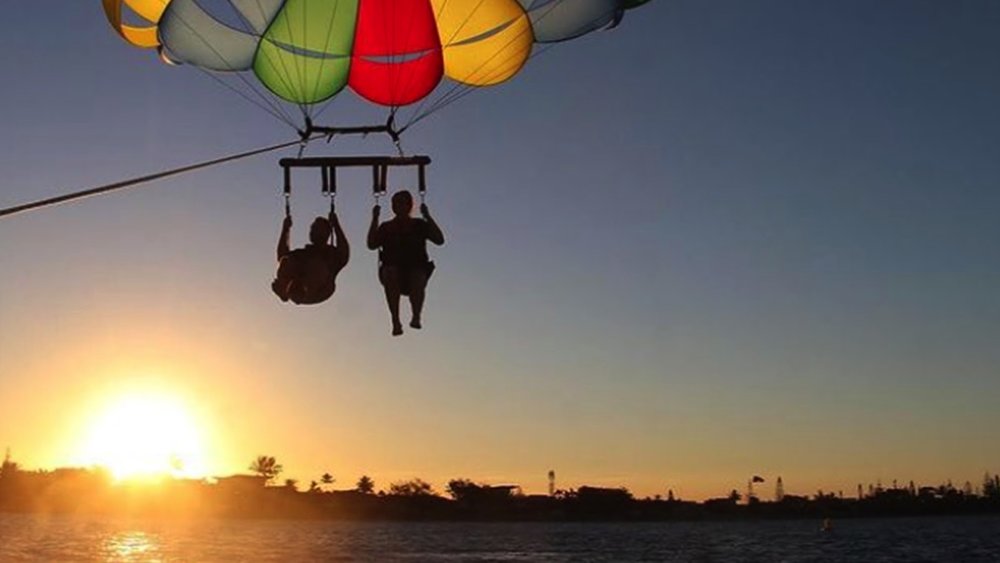See the city bathed in sunset colours as you soar through the sky. Image credits: @goldcoastwatersports on Instagram