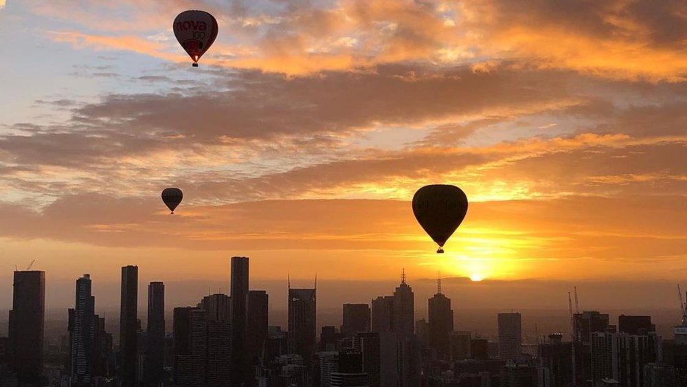 Watch the sunrise over the Melbourne city skyline. Image credits: @libertyballoonflights on Instagram