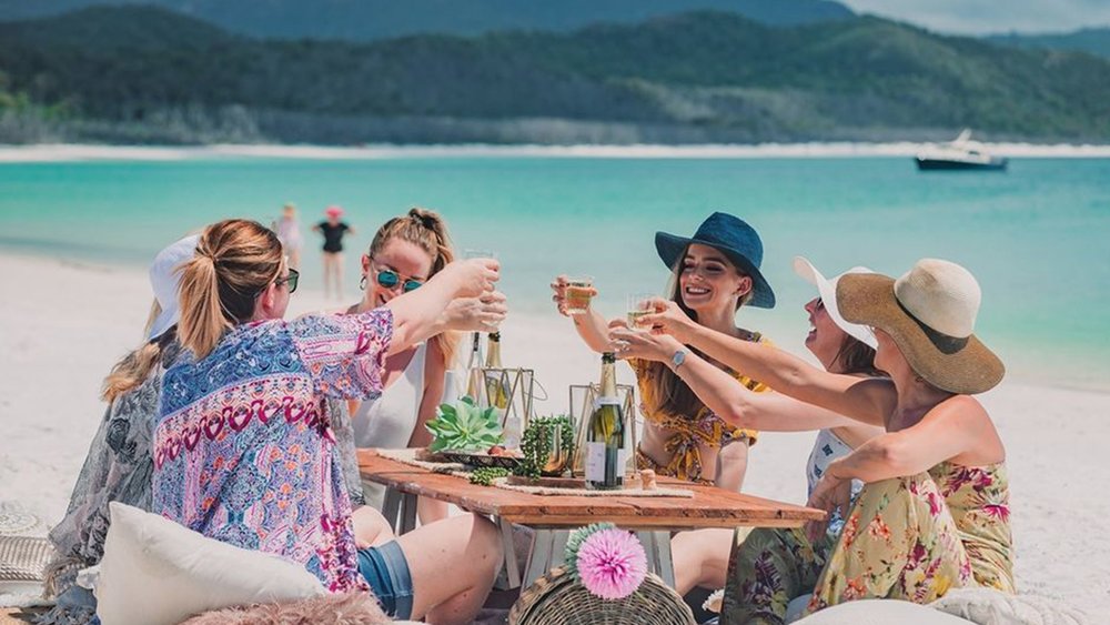Have a heavenly time with friends at Whitehaven Beach. Image credits: @cruisewhitsundays on Instagram