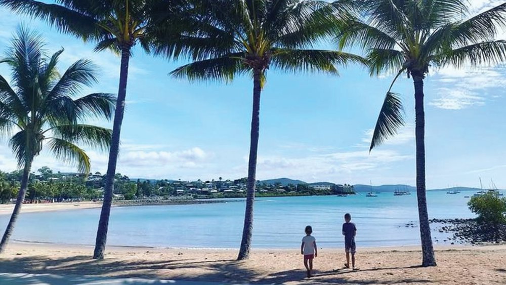 Enjoy the view along with food at Airlie Beach. Image credits: @ourfamilywanderbus on Instagram
