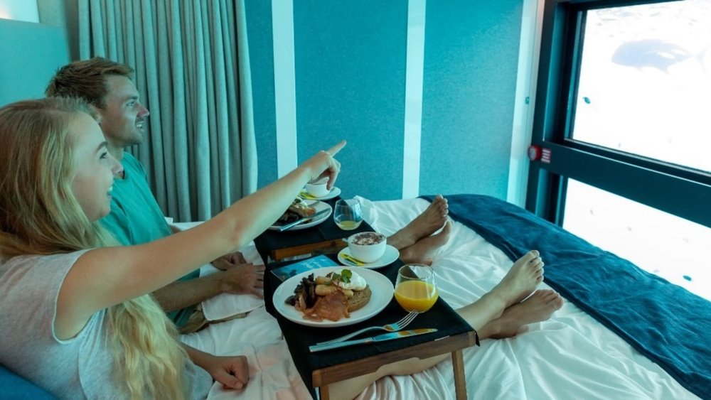 Let the fishes greet you as you enjoy dinner! Image credits: @whitsundaysphotography from @cruisewhitsundays