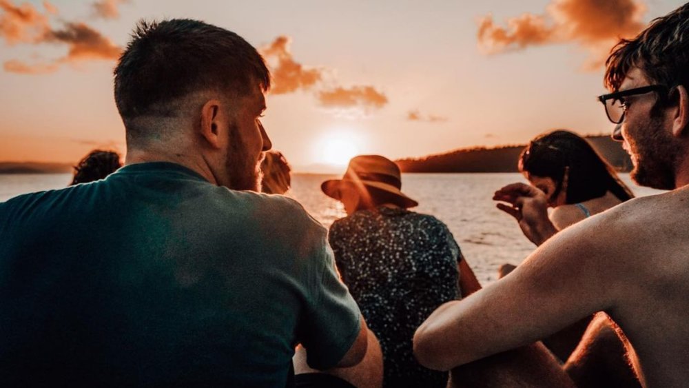 Watch the sun disappear into the vast ocean on Whitsundays. Image credits: @suitcasestories.be from @truebluesailing