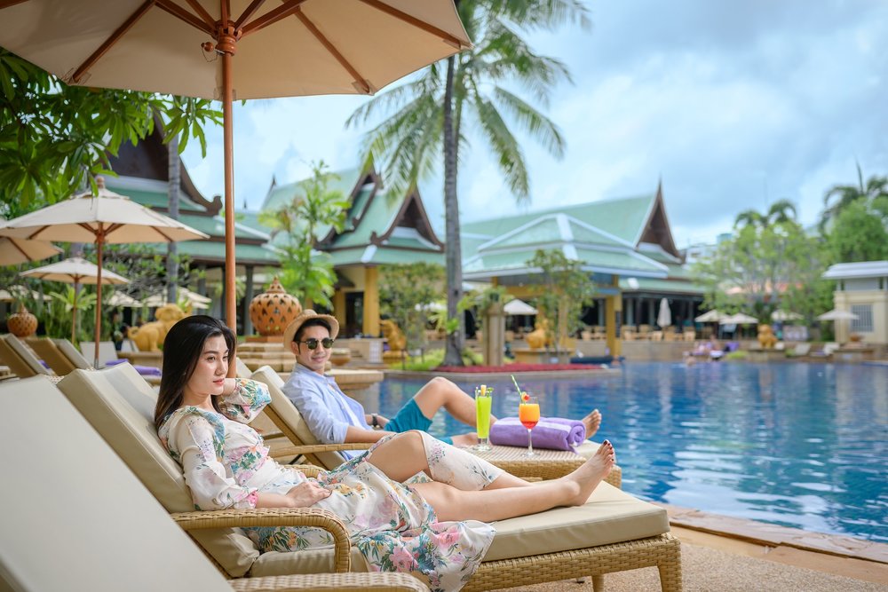 holiday inn resort phuket pool lounge 