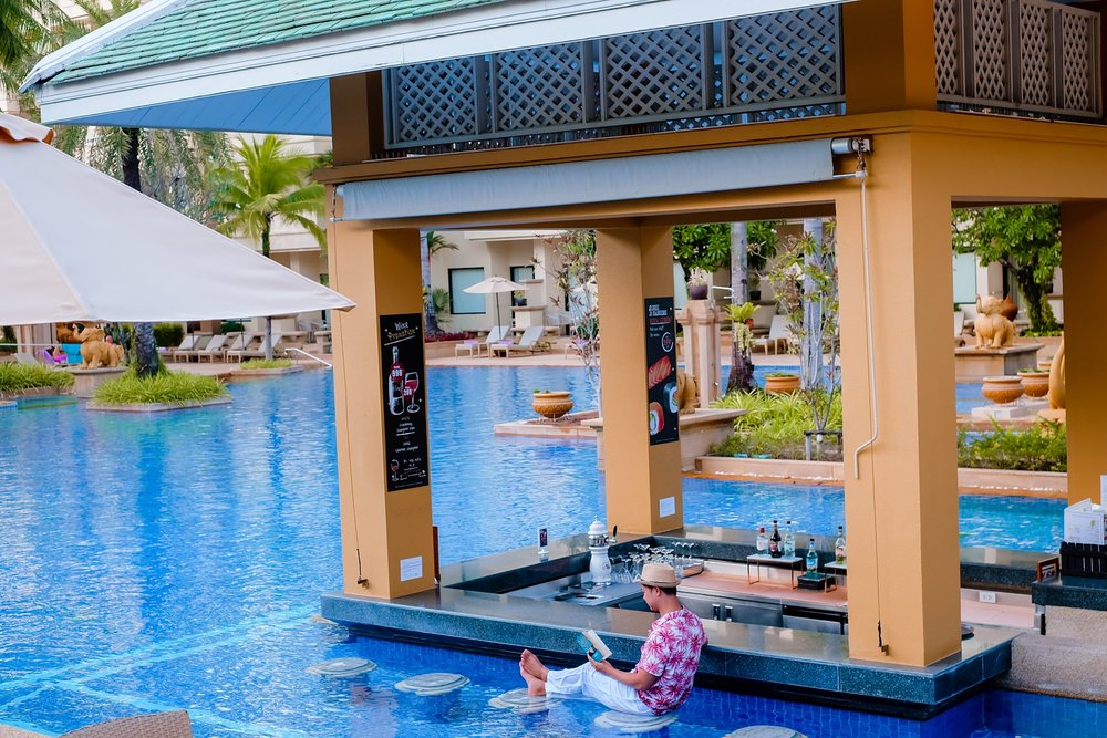 holiday inn phuket resort pool bar 