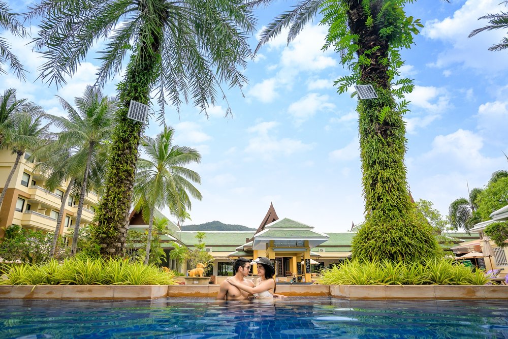 holiday inn resort phuket couple swimming