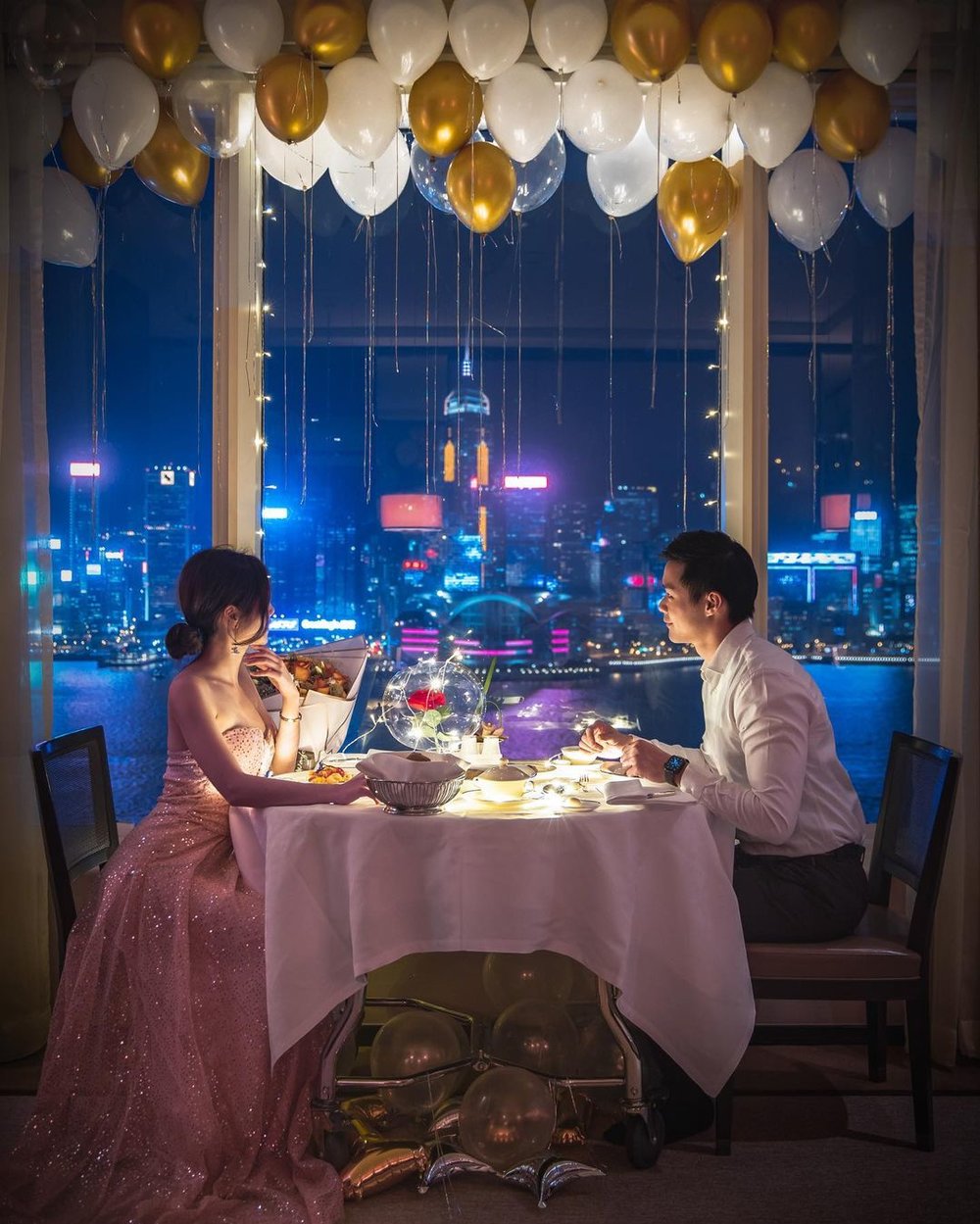 香港半島酒店 維港夜景伴浪漫晚餐 加上心思燈飾裝飾 立即提升氣氛 Instagram @heideexyz 圖片