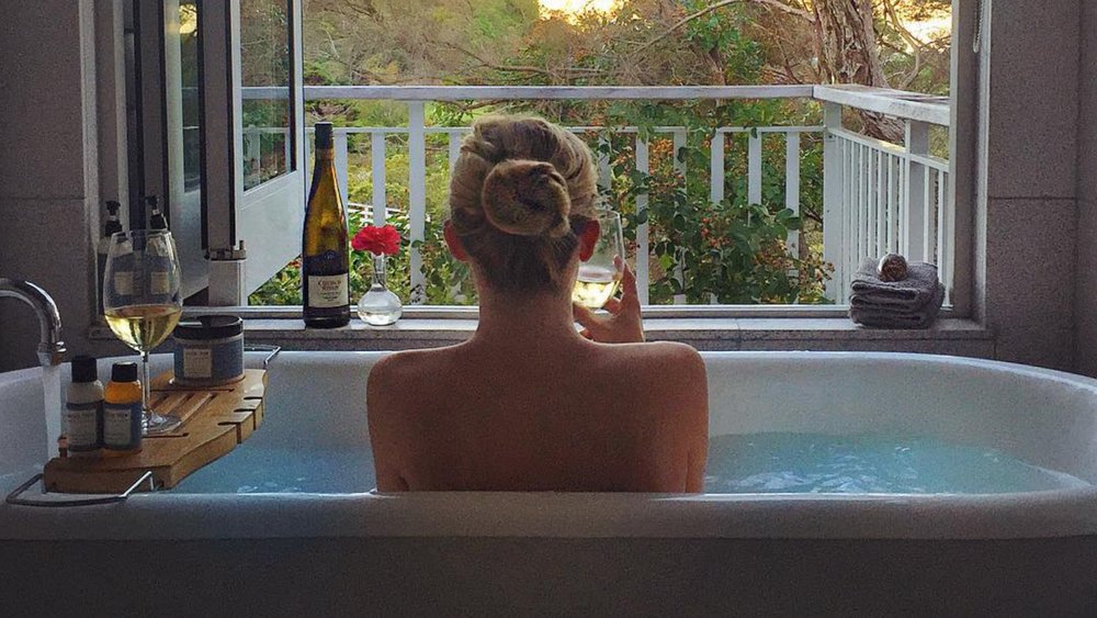 Relax by the tub with a glass of your fave wine. Image credits: @jstormyy