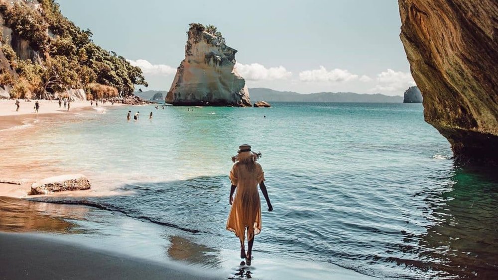 Walk along Cathedral Cove in this day tour. Image credits: @2befreely