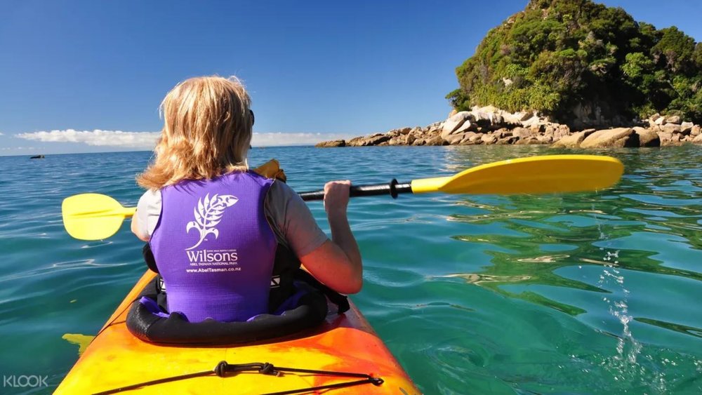 Paddle along granite formations in Kaiteriteri.