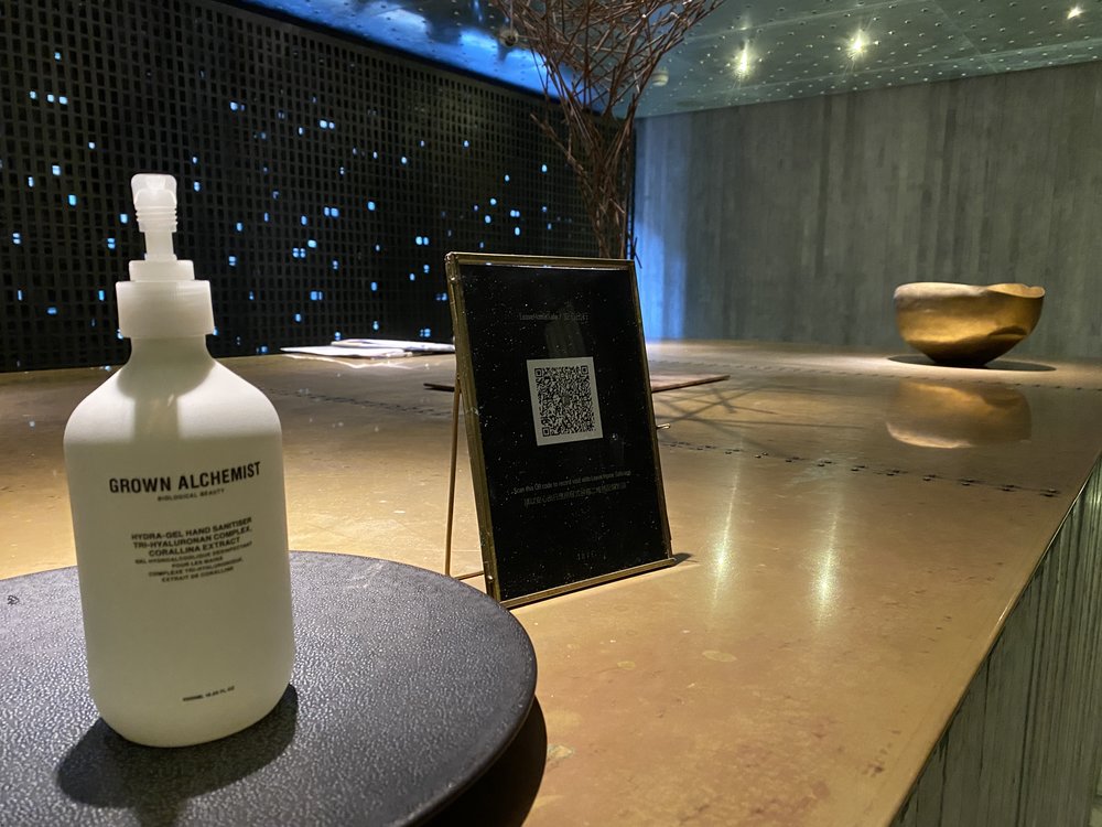 Checkin 櫃檯擺放了澳洲品牌Grown Alchemist的酒精搓手液