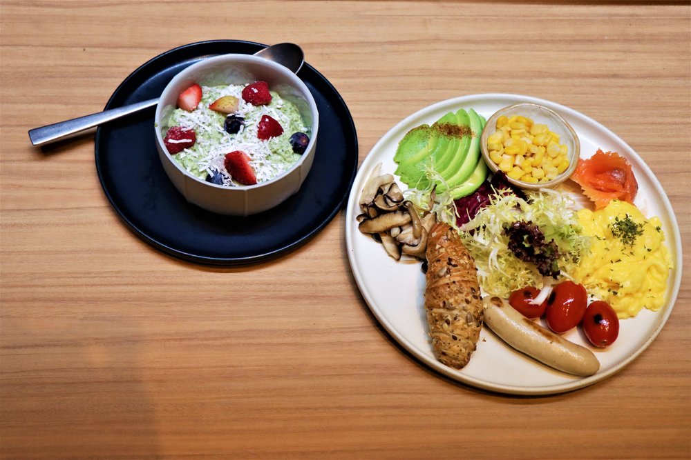 抹茶乳酪奇亞籽布丁 (左) SUPERHOOMAN 豐盛早餐 (右)