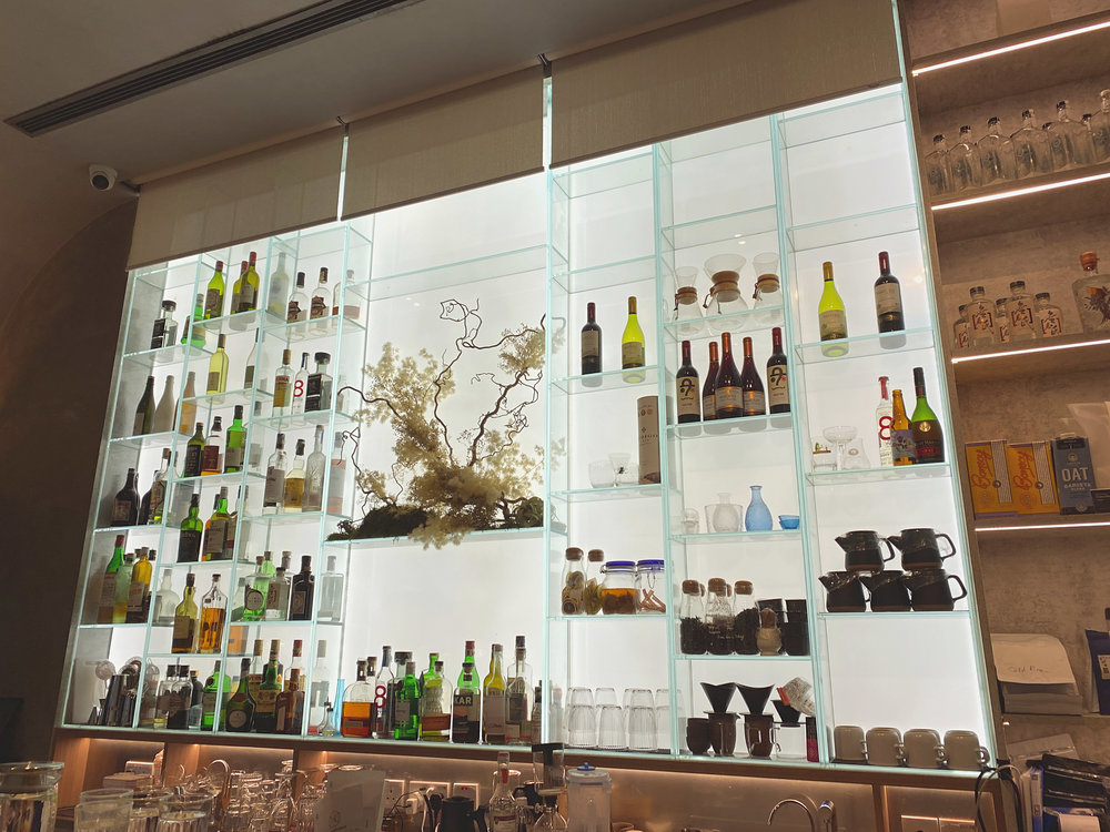 SUPERHOOMAN 的一面酒牆