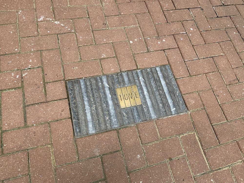 TUVE Hotel的唯一指示牌藏在路面上,貫徹神秘風格。