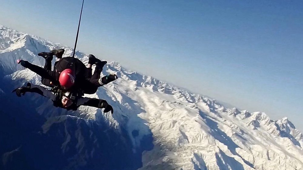 Combine stunning alpine views with a heart-pumping experience. Image credits: @skydivefranz