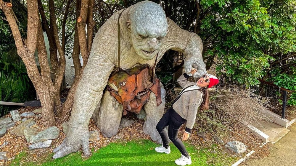 Don’t forget to greet the giant troll at the entrance! Image credits: @vitoriadsn