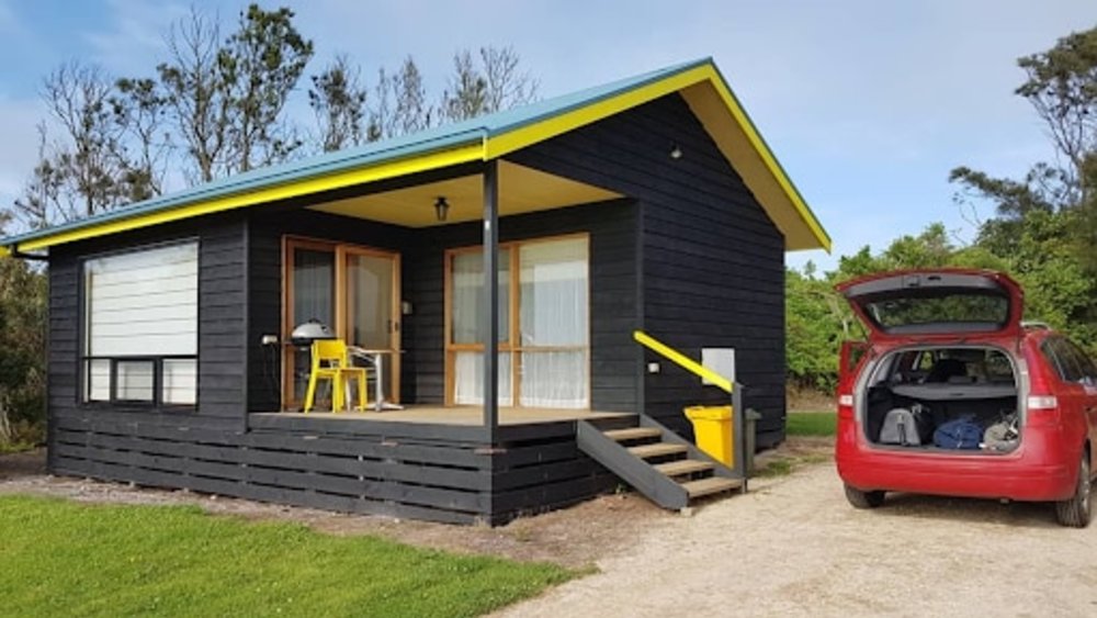 Settle down for the night at Black Cockatoo Cottages, which overlooks a breathtaking inle. Image credits @janeherphotos on Instagram