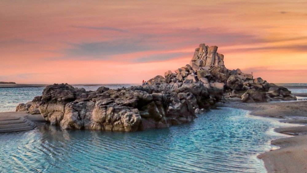 Experience sunset at Sumner Beach! Image credits: @amandarobb_photographer