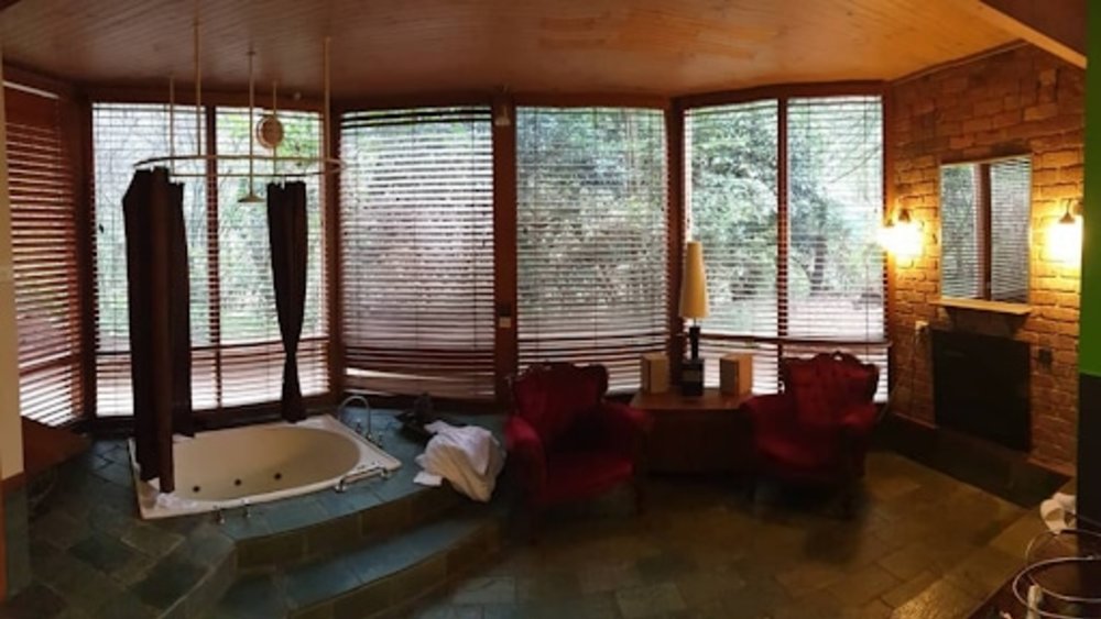 Take a relaxing bath with the lush rainforest in sight at Linden Gardens. Image credits @Ravenna_nocturne on Instagram