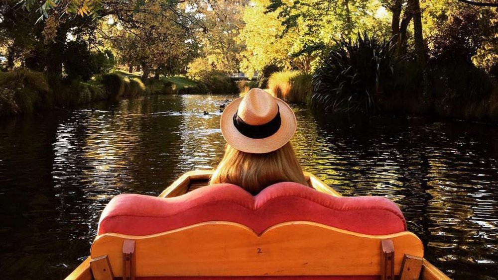 Hop aboard a punt ride on the Avon River. Image credits: @hitravelnz 