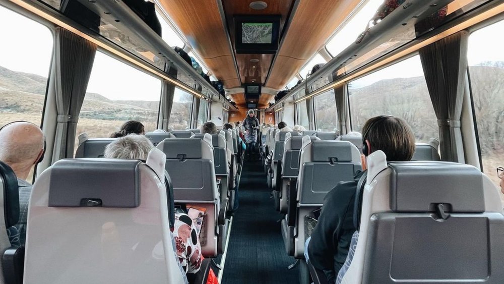 Take a ride aboard this spacious train to Arthur’s Pass! Image credits: @jimouano