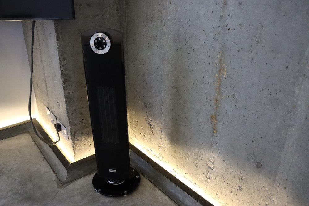 tuve hotel 水泥牆會令室溫偏低,所以房間設有直立暖風機。