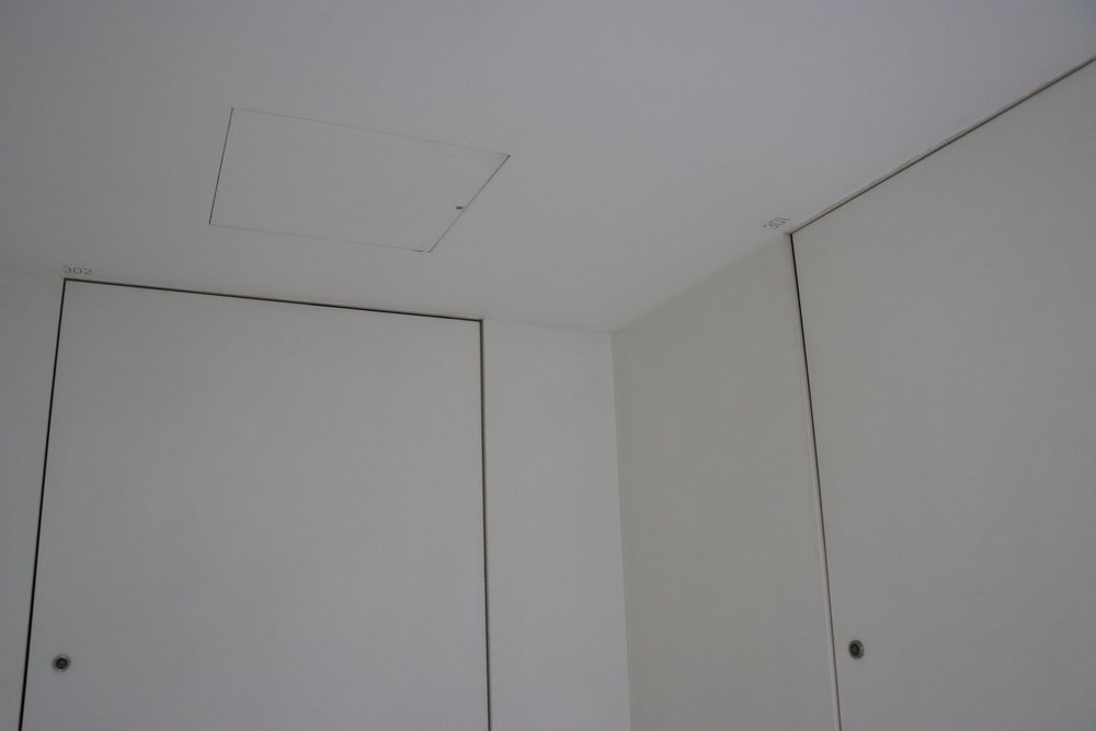 tuve hotel edan 房間號碼抬頭一看印在全白走廊,房門上方天花。