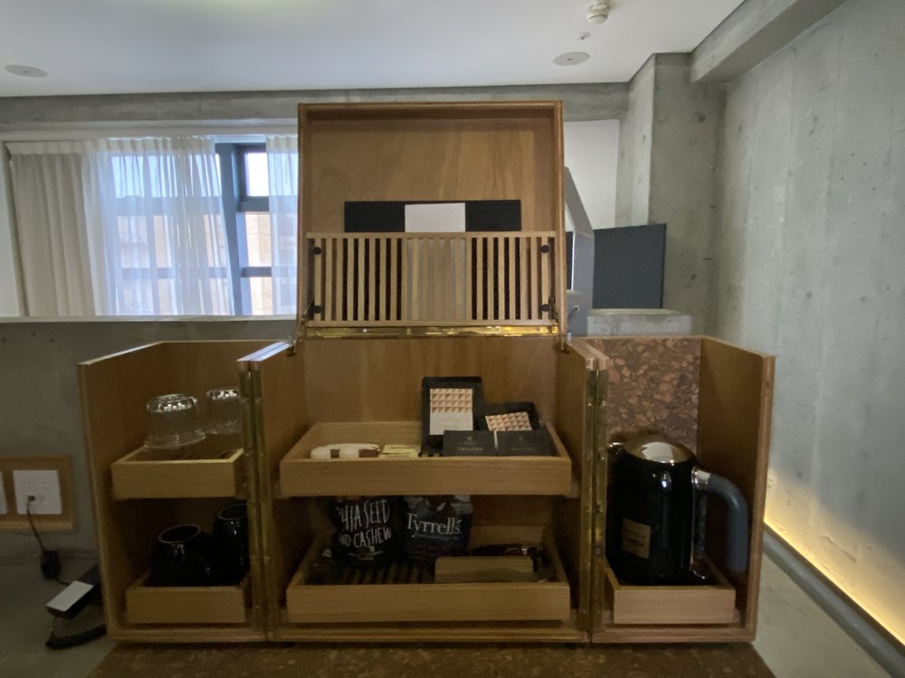 tuve hotel正方形木盒內有乾坤 原來是齊全的 mini bar