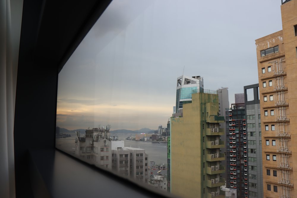 tuve hotel 坐在窗台往左看能看到 日落 海景