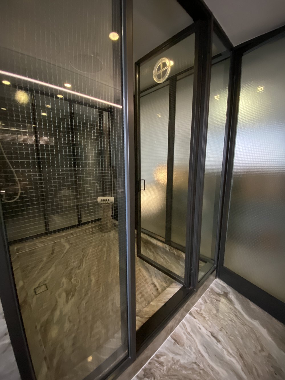 TUVE hotel 超大淋浴空間亦是另一打卡位