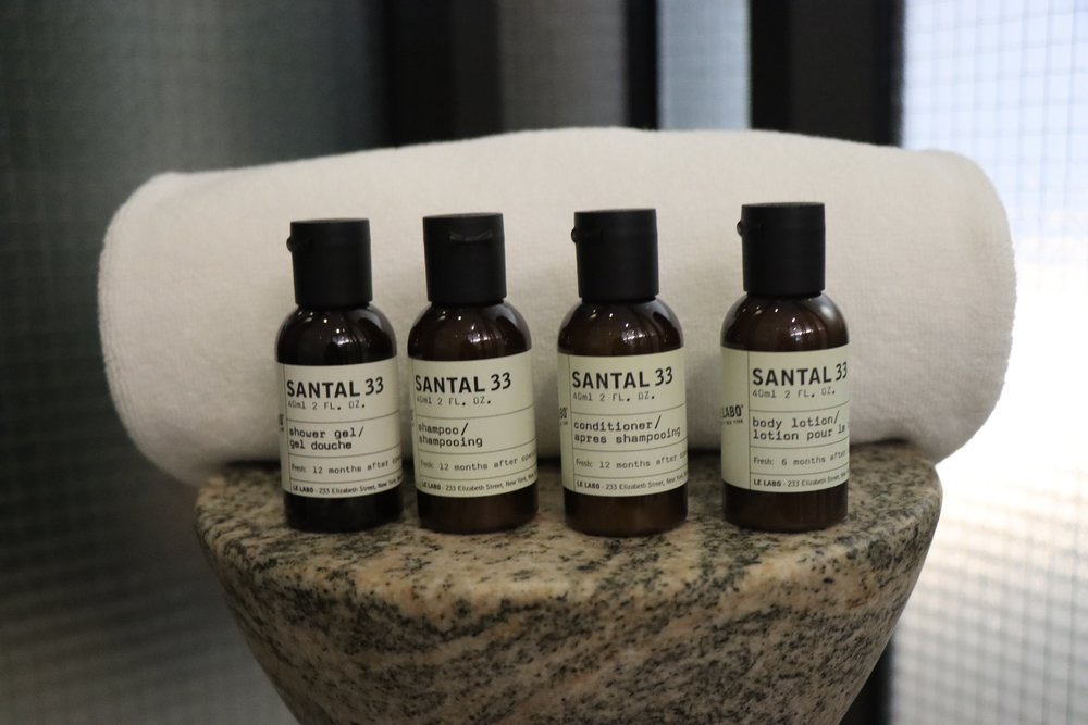 tuve hotel 淋浴間有一張雲石小櫈 早已放好一排 Le Labo 的 Santal 33 盥洗用品