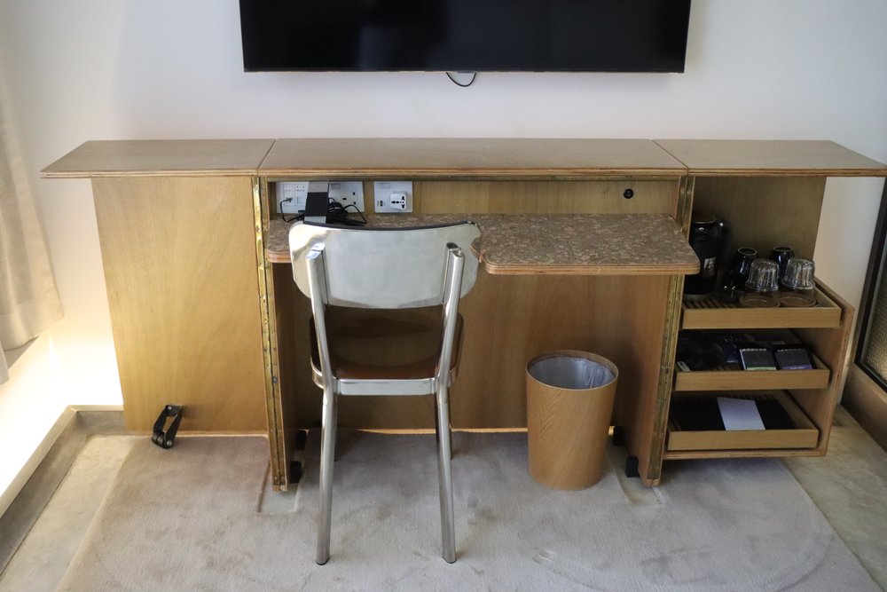 TUVE Hotel 薰 房 mini bar 打開木箱即可見書桌、椅子、minibar。