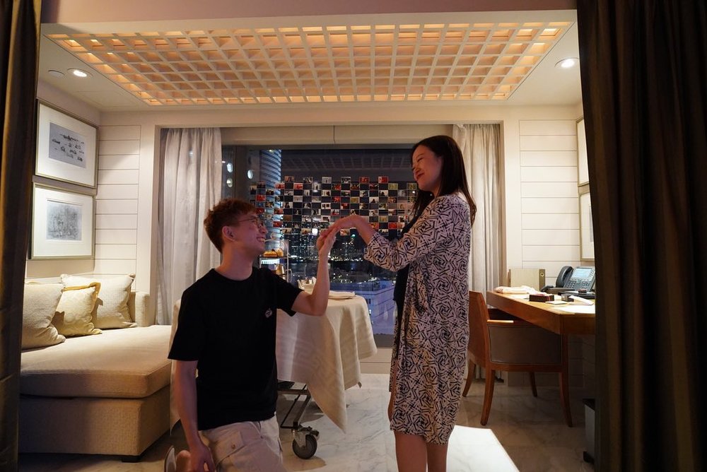 香港文華東方酒店內單膝下跪求婚,必定能娶得美人歸。(Instagram @chillmybabe 圖片)