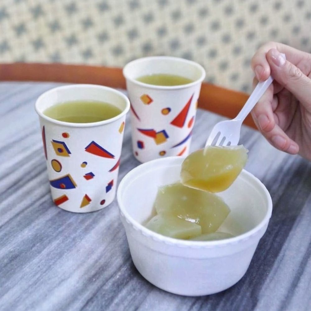 公利另有蔗汁糕，以蔗汁取代糖，並加入馬蹄粉而成，每日限量供應