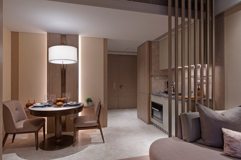 每間公寓都有房間、客廳和廚房，配以藝術品點綴，極富品味