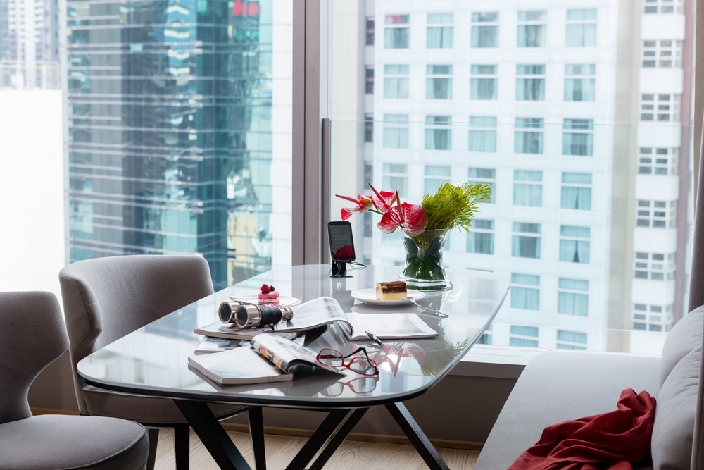 房內的餐檯兼書檯，有型實用