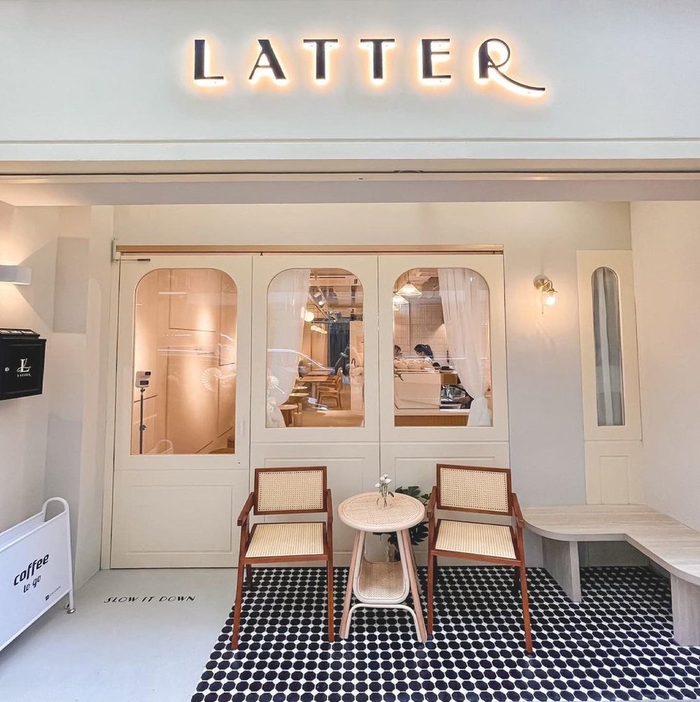 陣陣溫暖氣氛的粉黃色門口，差點以為飛去了歐洲。(Instagram @lattercafehk）