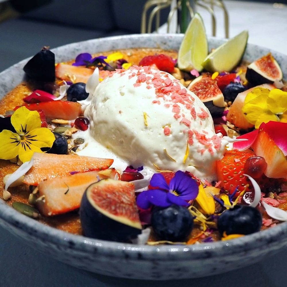 店內的招牌甜品Fleur Lover鬆餅，有豐富的新鮮生果、堅果、有機楓樹糖漿和食用花，賣相極搶眼。(Instagram @himmy_food)