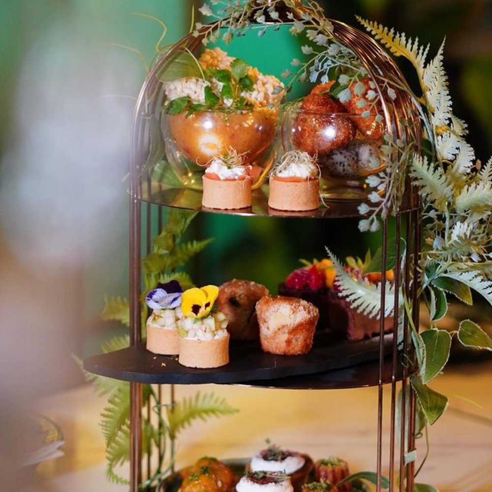 精美的下午茶套餐層架，帶有東南亞風味，像招牌蝦蝦粑粑，以米通配喇沙風味的醬汁，香口惹味。(Instagram @wishao.hk )